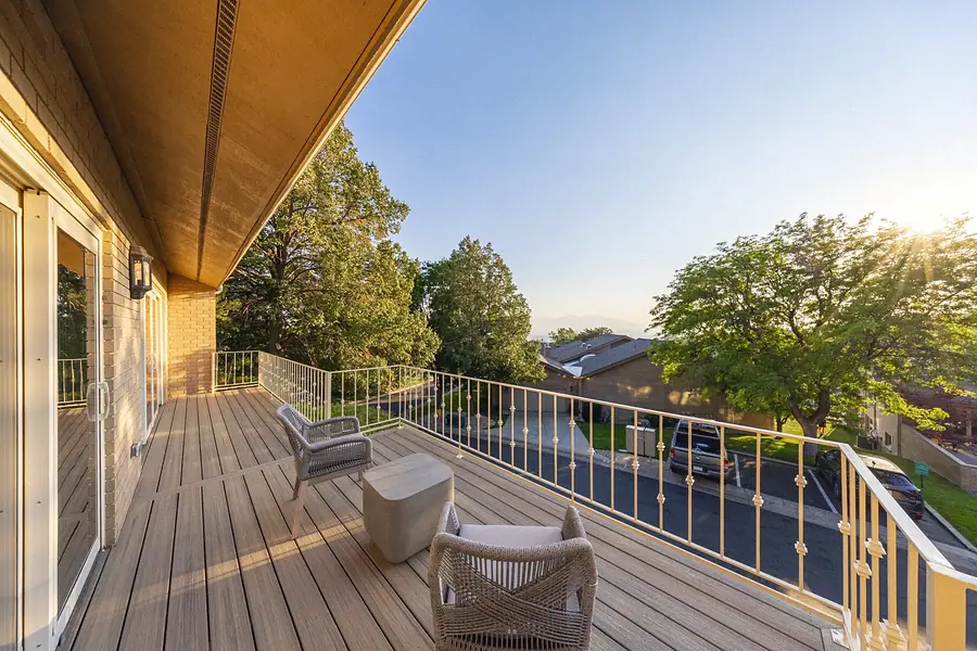 Crista da Montanha upper deck with woven chairs and mountain views at golden hour